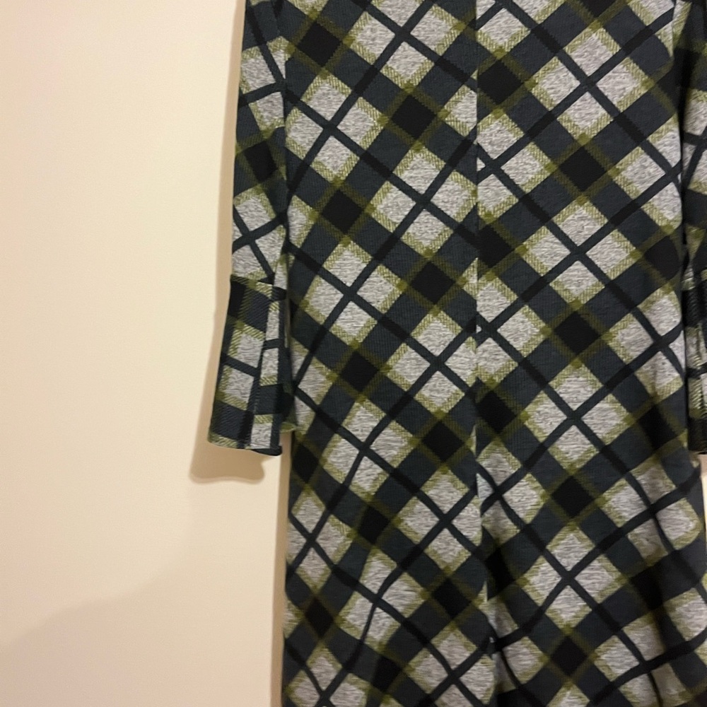 Cute, Cozy n' Stylish JH plaid multiclored knee length dress!